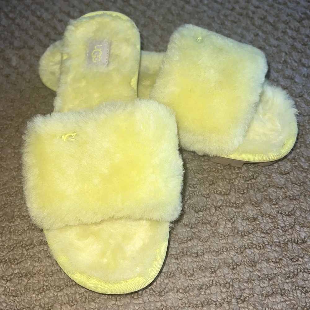 UGG FLUFFY SLIP-ON, YELLOW, size 6